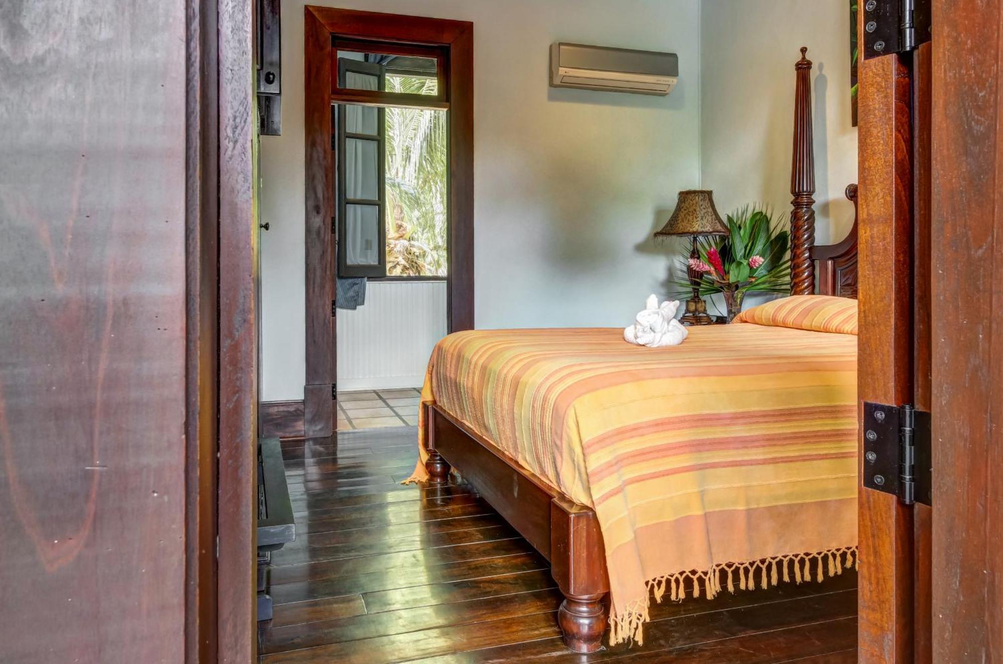 Mahogany Hall San Ignacio Ngoại thất bức ảnh