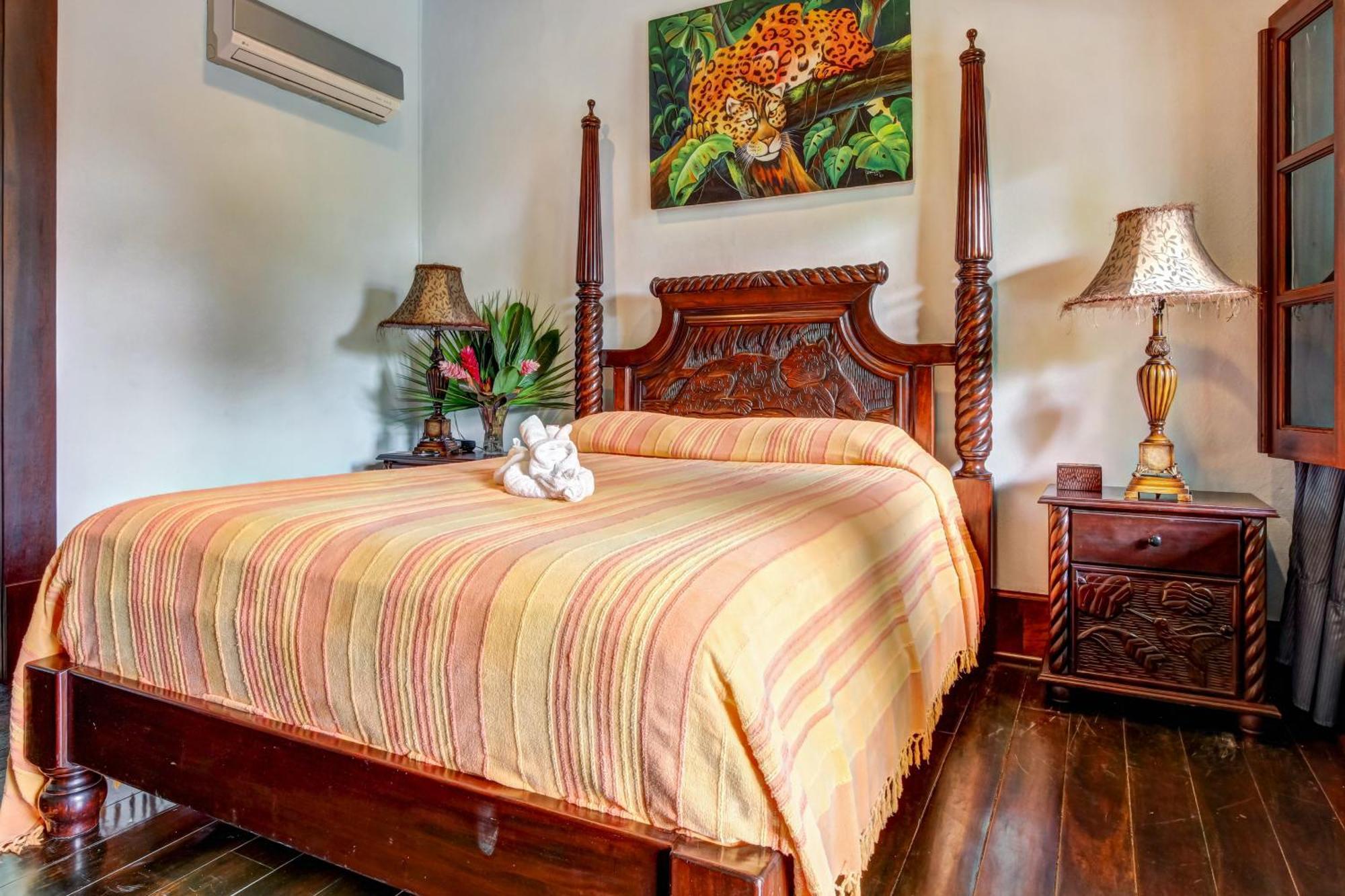Mahogany Hall San Ignacio Ngoại thất bức ảnh