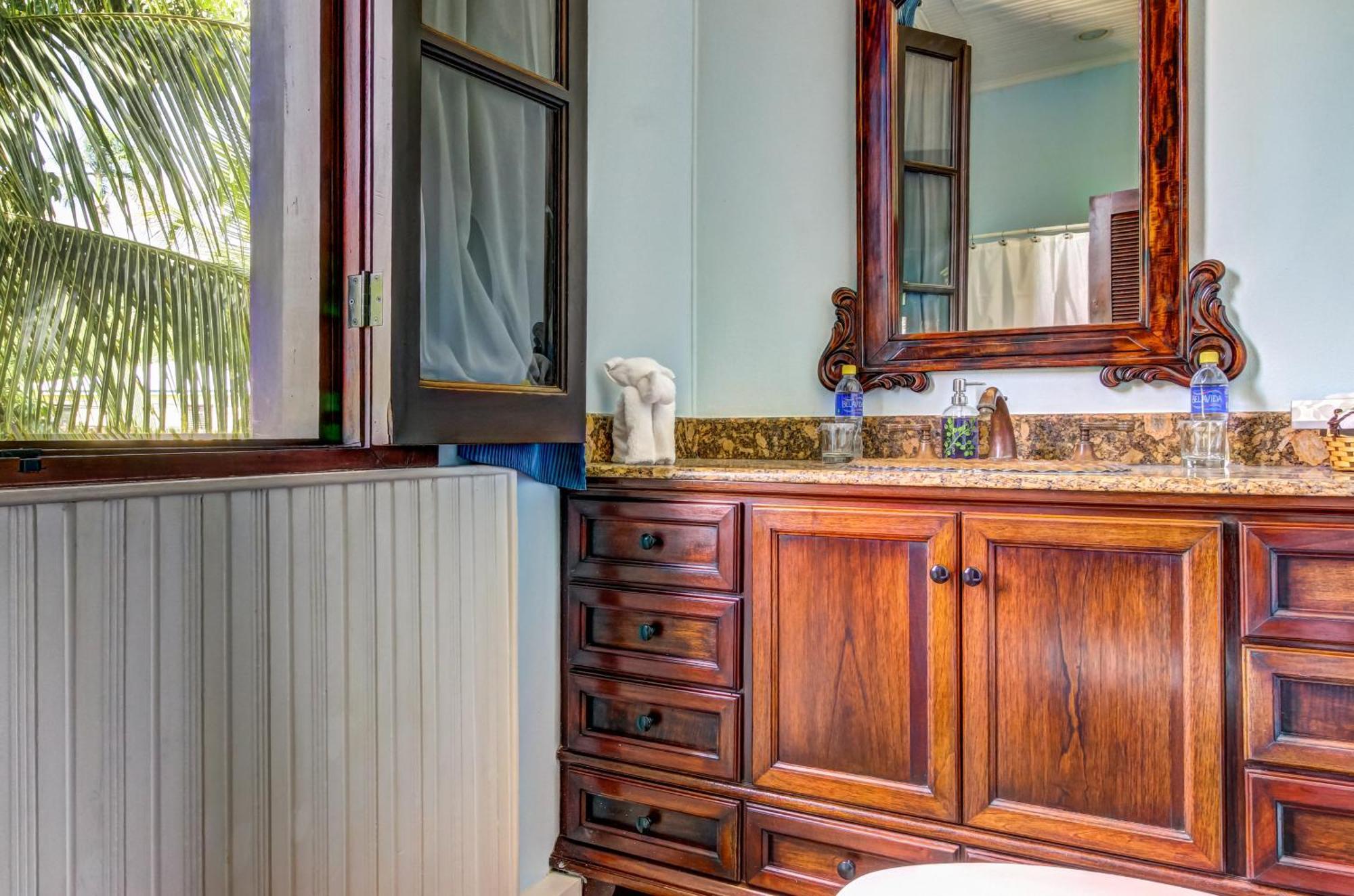 Mahogany Hall San Ignacio Ngoại thất bức ảnh