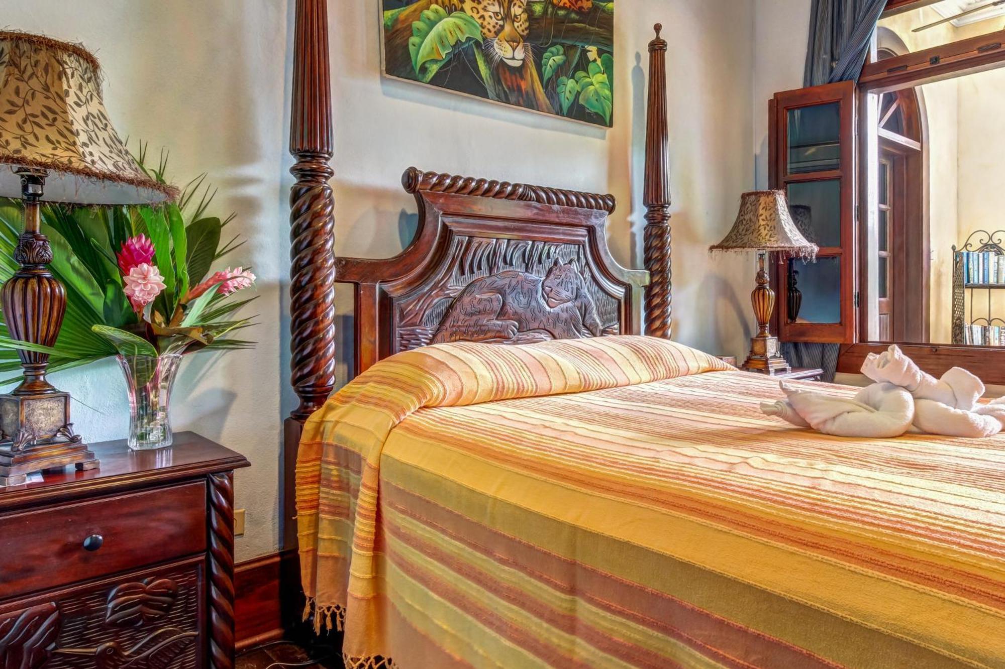 Mahogany Hall San Ignacio Ngoại thất bức ảnh