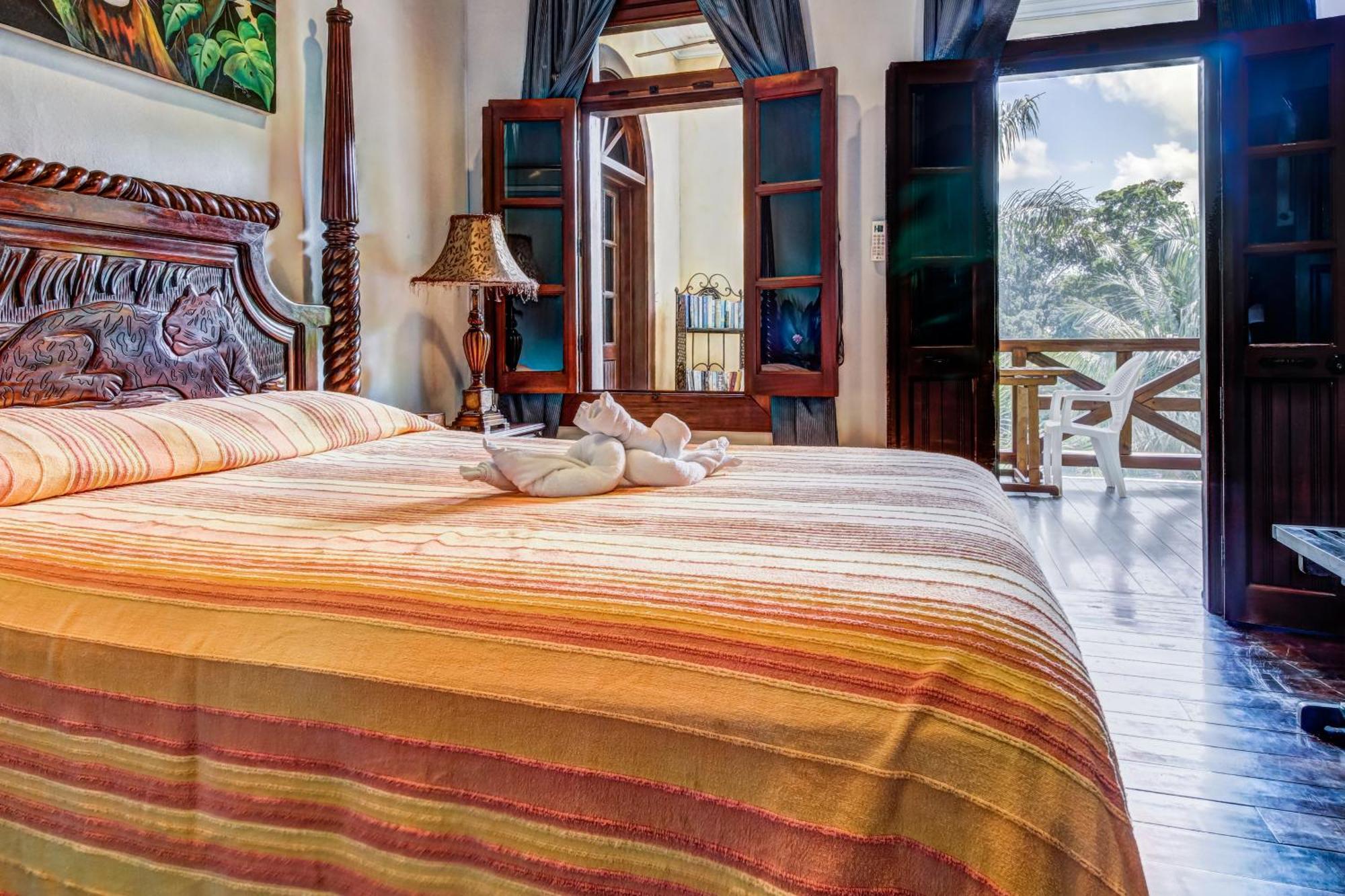 Mahogany Hall San Ignacio Ngoại thất bức ảnh