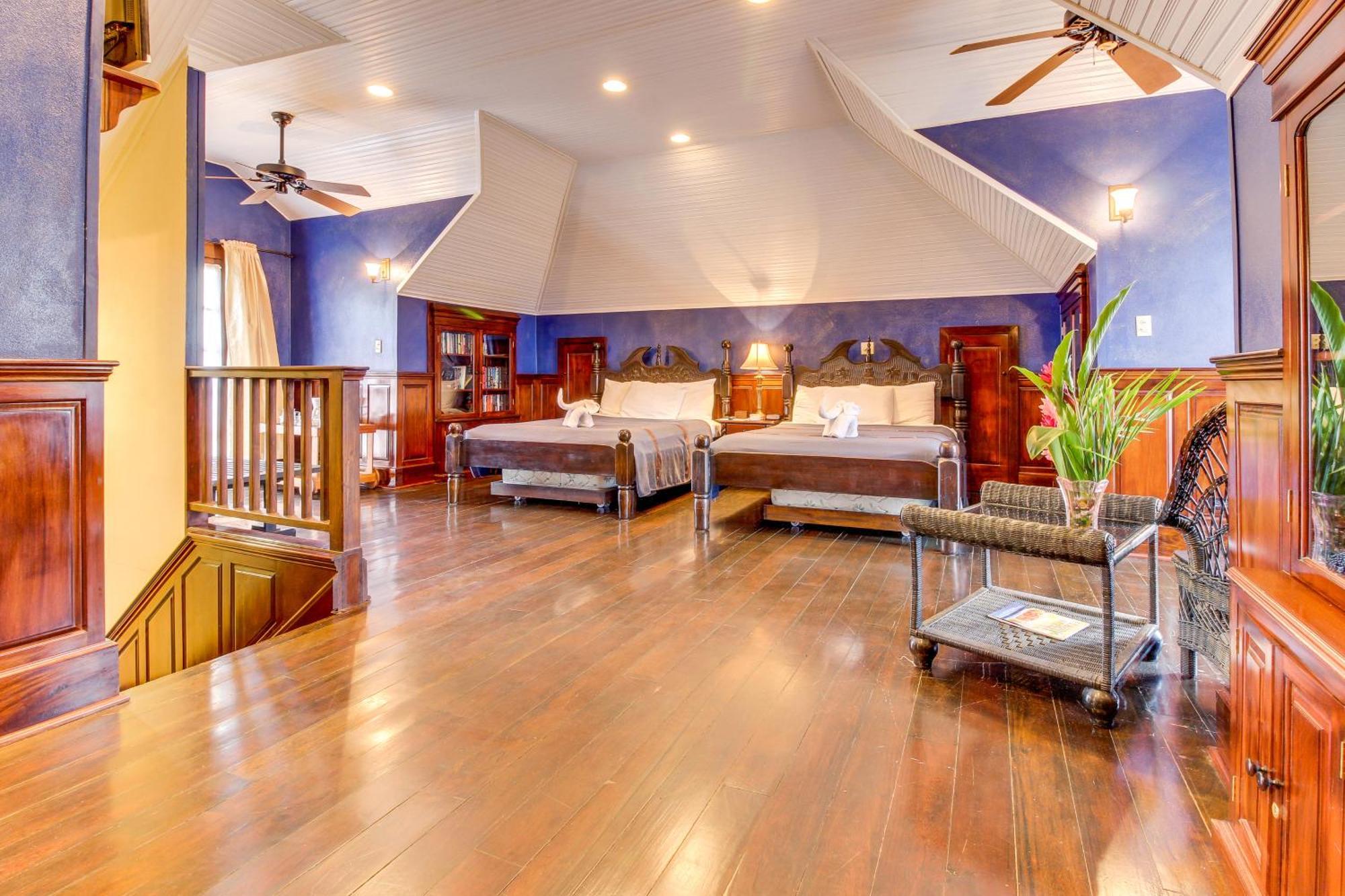 Mahogany Hall San Ignacio Ngoại thất bức ảnh